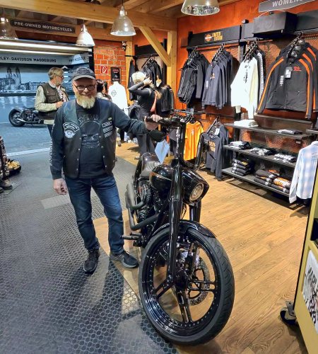 Harley-Night-05.jpg - 8A8747AD-B393-407F-8D18-880D028E27F3