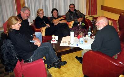 gemeinsam mit Maria, Max, Beate, Adi, Heiko und Wolf im Kaminzimmer
