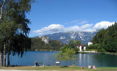 am Bleder See (Blesko jezero) mit Blick auf die Burg von Bled (Blejski grad)