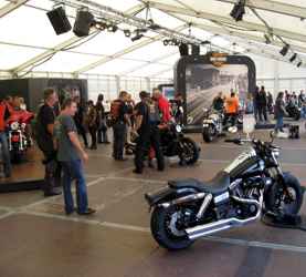 im Ausstellungszelt von Harley Davidson