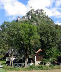 Burg Hochosterwitz auf einem 175m hohen Dolomitfelsen