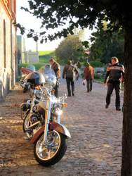 vor der Scheune in Bollewick