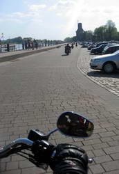 .. zum Hafen an der Elbe.