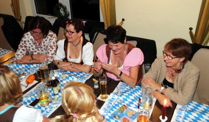 Maderln im Dirndl
