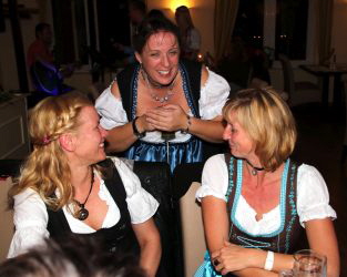 Maderln im Dirndl