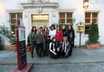 vor dem Arabischen Coffe Baum