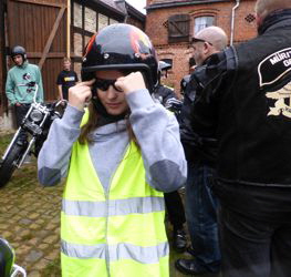 mit Helm, Brille und Weste