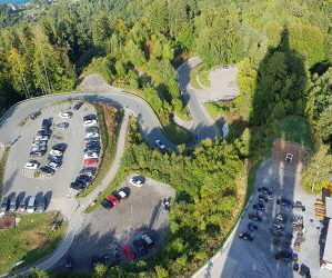 auf dem Holzaussichtsturm auf dem Pyramidenkogel