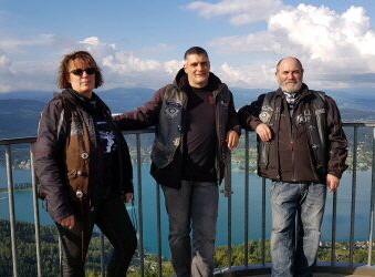 auf dem Holzaussichtsturm auf dem Pyramidenkogel