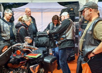 am Stand von AGM