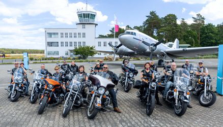 alle Member vor dem Rosinenbomber