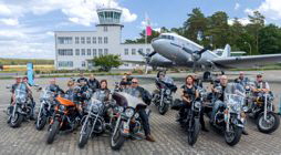 Member vor dem Rosinenbomber in Gatow Member vor dem Rosinenbomber in Gatow