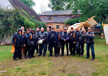 Gruppenbild im Burghof