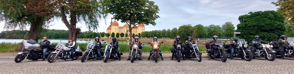Gruppenbild vor der Moritzburg