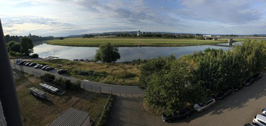 Blick aus dem Fenster des Hotelzimmers auf die Elbe