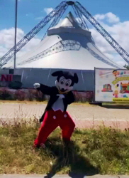 Mickey Mouse vor dem Zirkus Sarasani