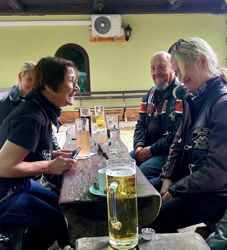 Pause im "Rasthaus Zum Tiefen Brunnen"