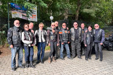 vor dem Rasthaus "Zum Tiefen Brunnen"