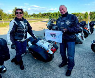 die Ganze Tour mit der Fahne der Harley Girls Europa