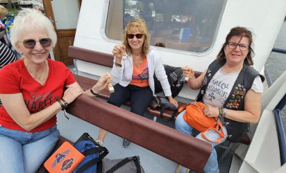 Zuprosten mit "M�ritzwasser", dem Schnaps unsees Chapters