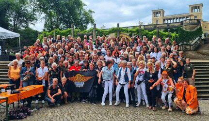 Gruppenbild vor dem Orangerieschloss