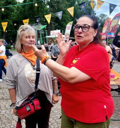 Geschenk�bergabe an Mary