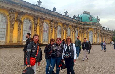 vor dem Schloss Sanssouci