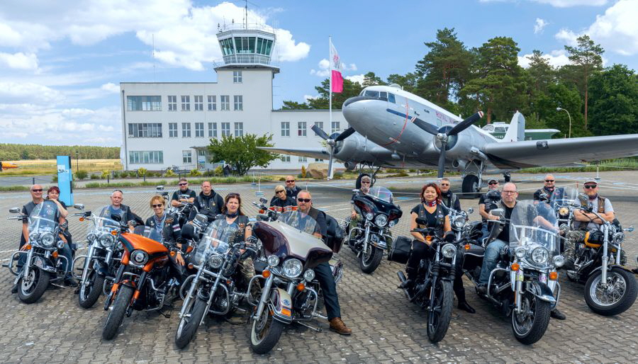 Member mit Moppeds vor dem Rosinenbomber in Gatow