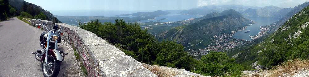 Blick ber die gesamte Bucht von Kotor