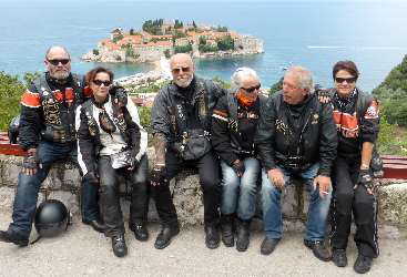 im Hintergrund Sveti Stefan