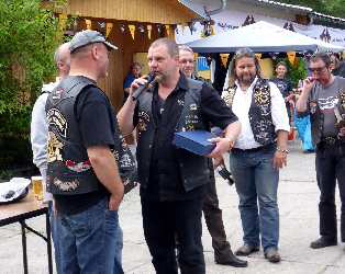 Geschenkbergabe