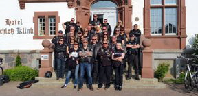 unsere Member vor dem Schloss Klink