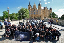 Gruppenfoto mit Bikes vor dem Schweriner Schloss