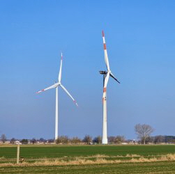 rechts das abgebrannte Windrad